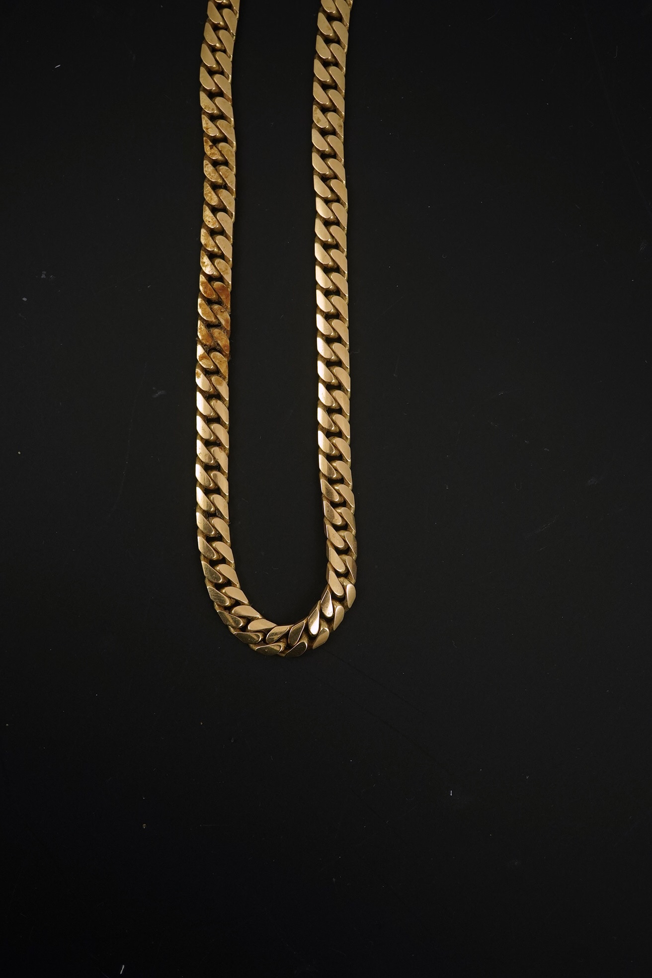 A modern 9ct gold curb link chain